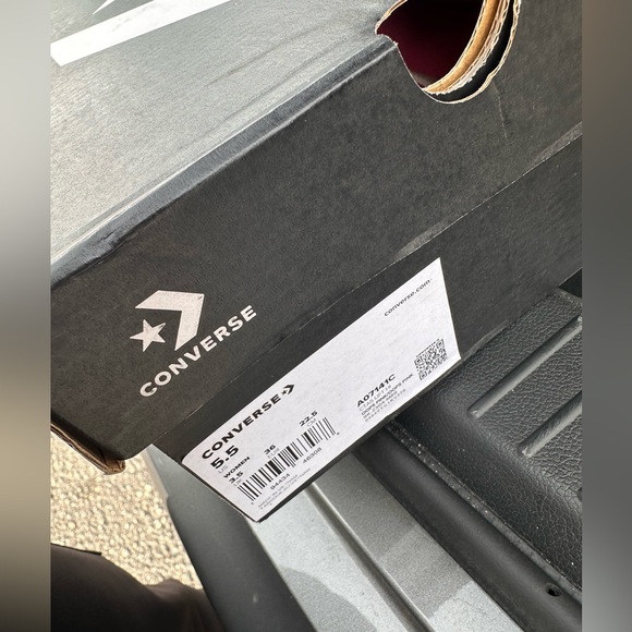 Brand new women’s Varsity pink converse size 5.5 (fits a 5/6) - Picture 2 of 8